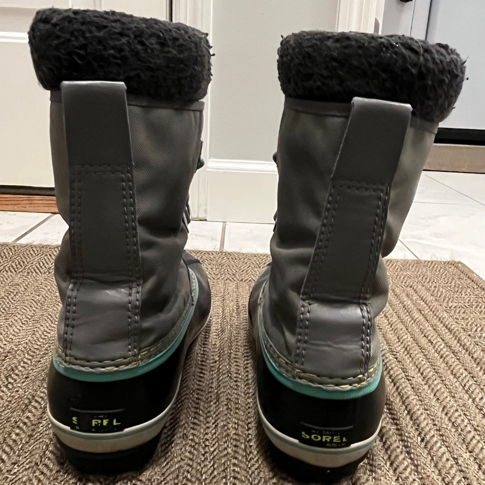 Women’s Sorel Snowboots - Picture 3 of 7